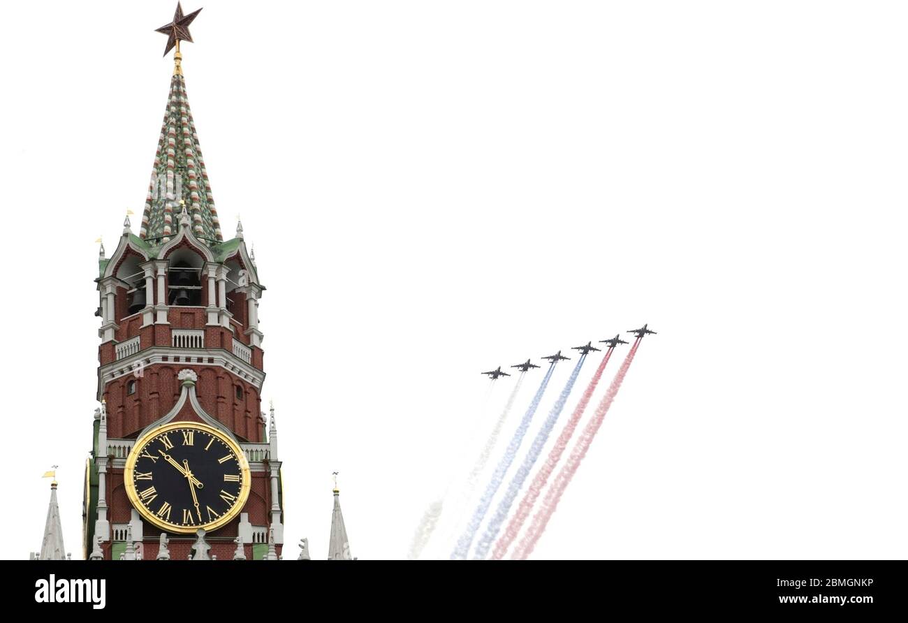 Moscú, Rusia. 9 de mayo de 2020. Los aviones de la Fuerza Aérea Rusa realizan un vuelo sobre la torre del reloj del Kremlin durante el 75 aniversario de la victoria sobre la Alemania nazi en la Segunda Guerra Mundial, en el Kremlin el 9 de mayo de 2020 en Moscú, Rusia. El desfile militar anual del día de la Victoria y el rally fue cancelado debido a la pandemia del coronavirus. Crédito: Alexei Druzhinin/Kremlin Pool/Alamy Live News Foto de stock