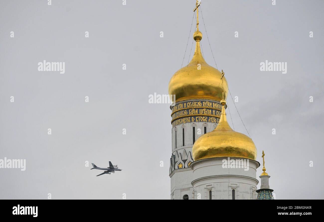 Moscú, Rusia. 9 de mayo de 2020. Los aviones de la Fuerza Aérea Rusa realizan un vuelo sobre el Kremlin durante el 75 aniversario de la victoria sobre la Alemania Nazi en la Segunda Guerra Mundial, en el Kremlin el 9 de mayo de 2020 en Moscú, Rusia. El desfile militar anual del día de la Victoria y el rally fue cancelado debido a la pandemia del coronavirus. Crédito: Alexei Druzhinin/Kremlin Pool/Alamy Live News Foto de stock