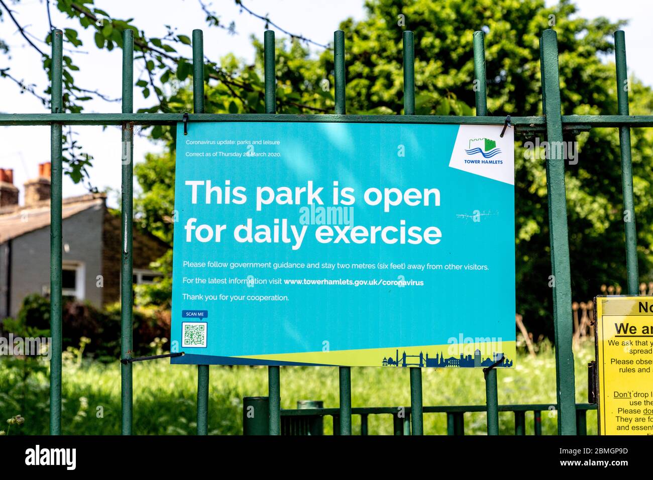 9 de mayo de 2020, Londres, Reino Unido - señal que dice "este parque está abierto para el ejercicio diario" en el Parque Cementerio Tower Hamlets durante las restricciones del gobierno de cierre debido al brote de Coronavirus Foto de stock