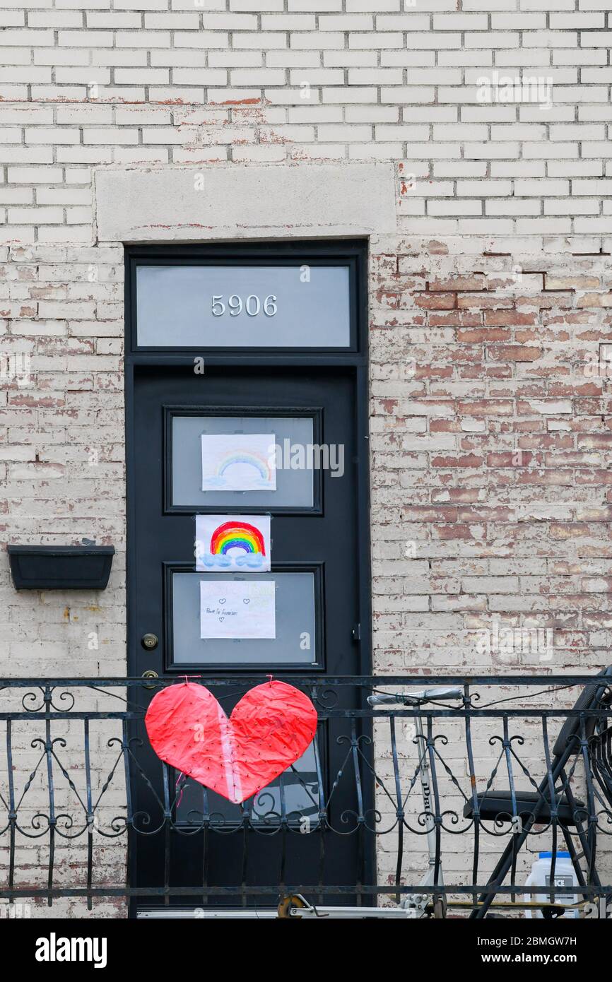 Puerta de una casa con corazón y Arco Iris de Esperanza durante la pandemia de Covid 19, Montreal, Canadá Foto de stock