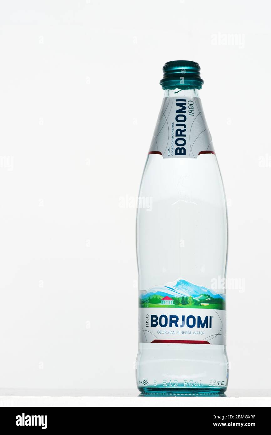 Rusia, República de Bashkortostan, Mrakovo, - 8 de mayo de 2020: Botella de vidrio de agua mineral georgiana Borjomi. Fondo blanco. Primer plano. Atención de salud. Na Foto de stock