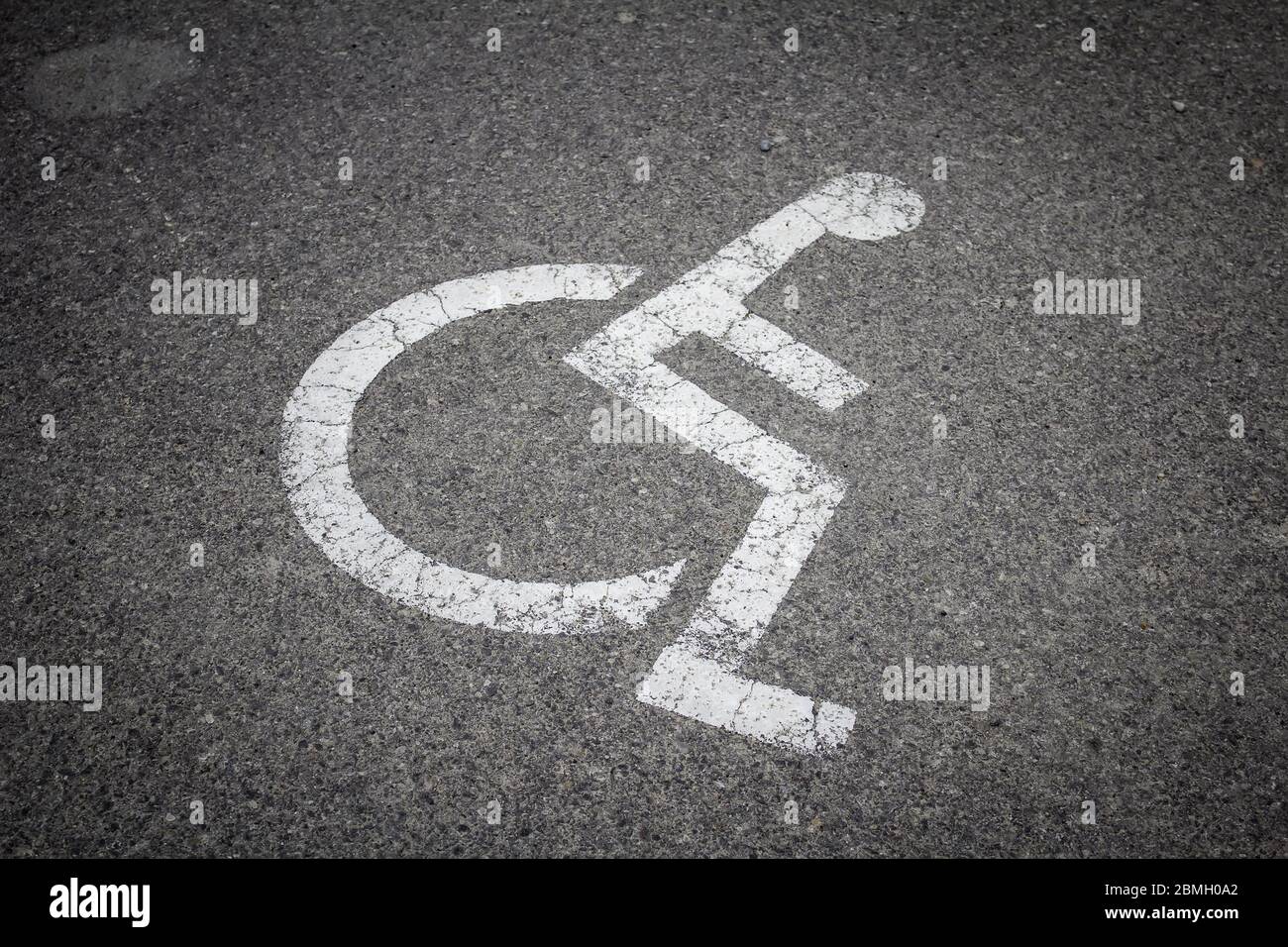 símbolo de estacionamiento para discapacitados, vehículo y transporte, accesibilidad Foto de stock