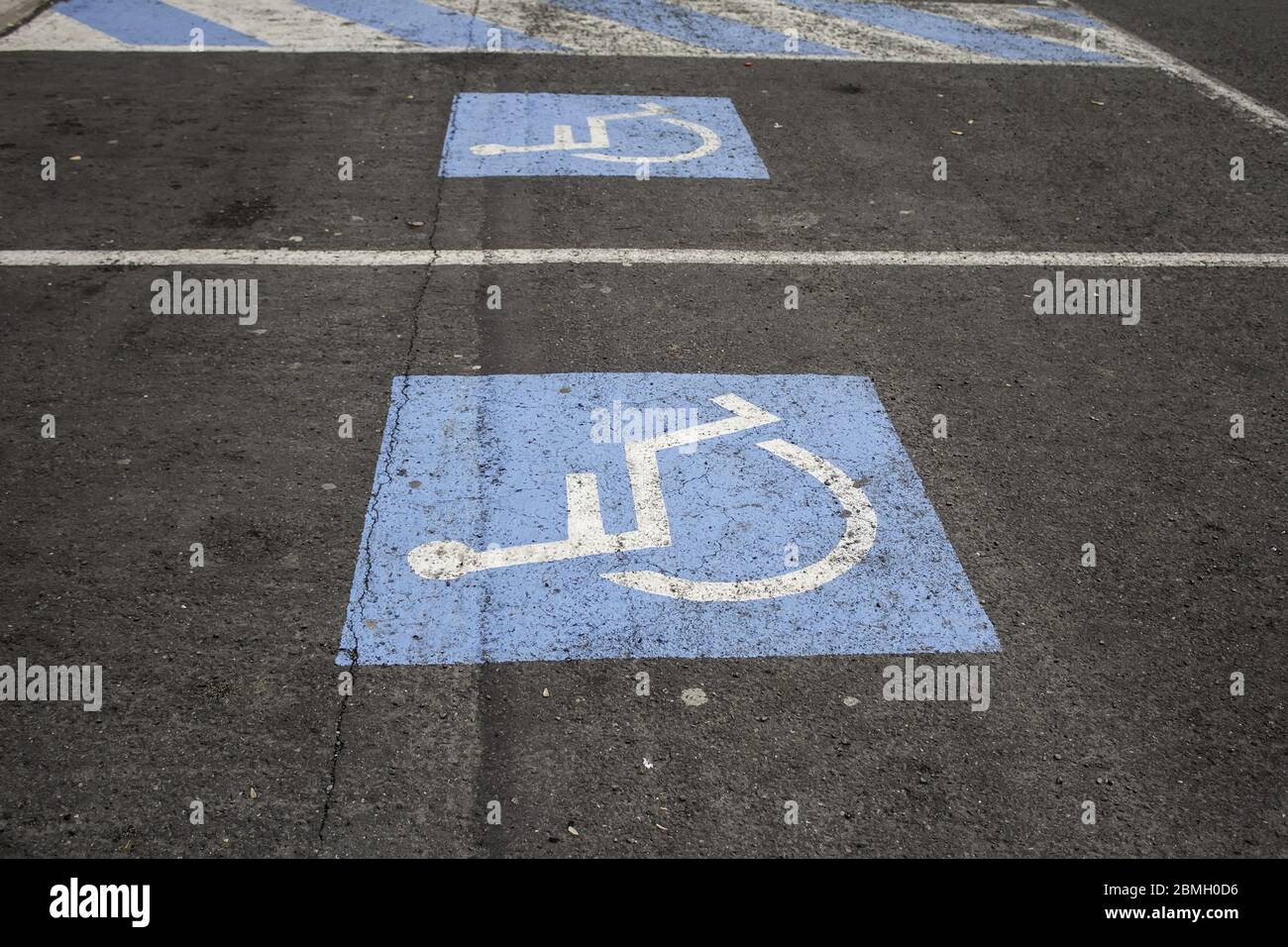 símbolo de estacionamiento para discapacitados, vehículo y transporte, accesibilidad Foto de stock
