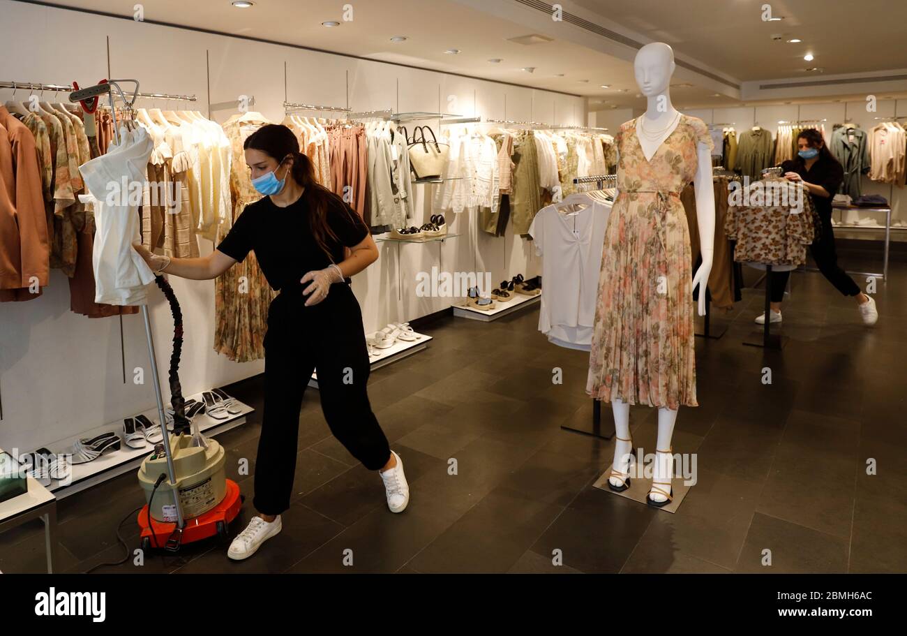 Palma de Mallorca, España. 9 de mayo de 2020. Los empleados de una tienda  de ropa están preparando la tienda para reabrirla. A partir de 11.05.20, en  la "fase 1" de la