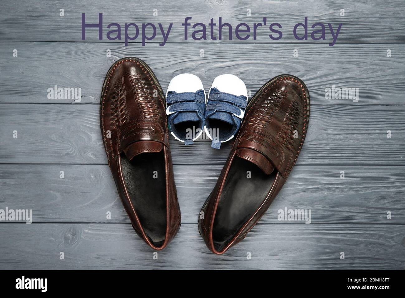 Feliz concepto del día del padre. Zapatos de papá y de niño sobre un fondo  de madera. Colocar para texto Fotografía de stock - Alamy