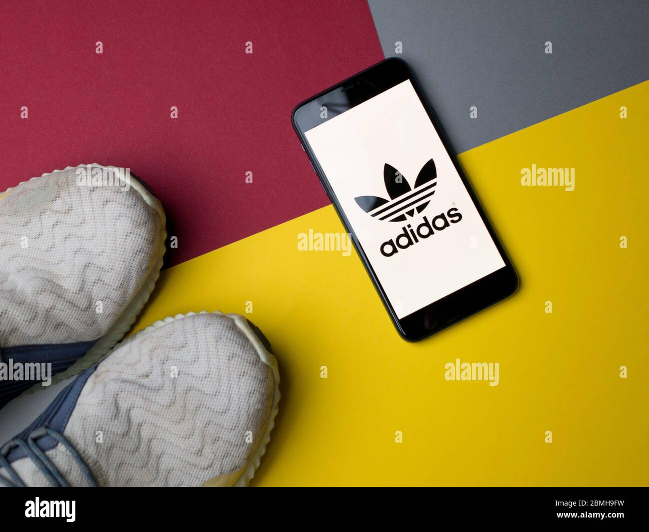 EE.UU. - May, 2020 Adidas iPhone pantalla de aplicación con zapatos Adidas  sobre fondo de color Fotografía de stock - Alamy