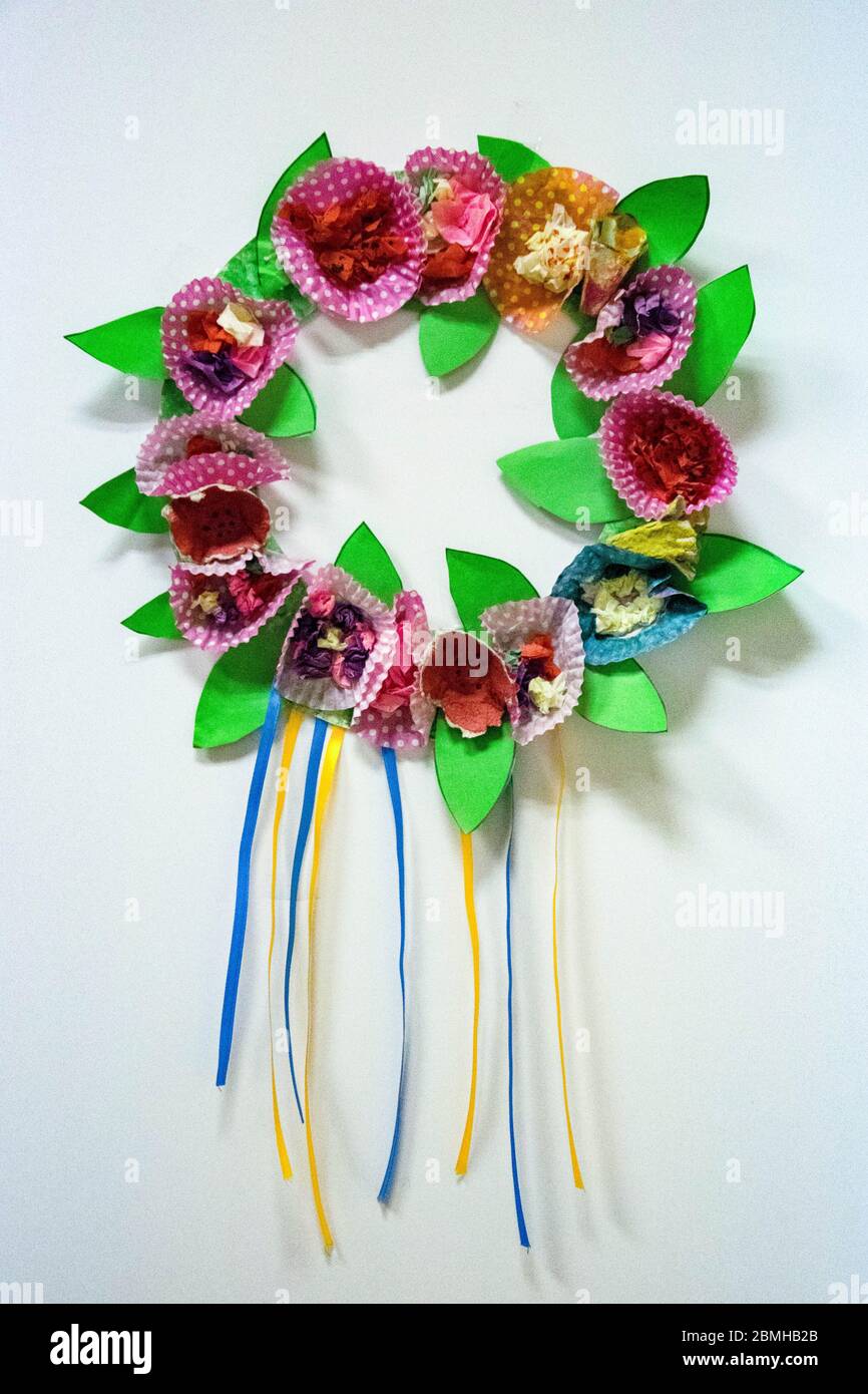 Flores de papel de colores hechas a mano con cintas hechas por niños Fotografía de stock - Alamy Flores de papel de colores hechas a mano con cintas hechas por niños Fotografía de stock - Alamy