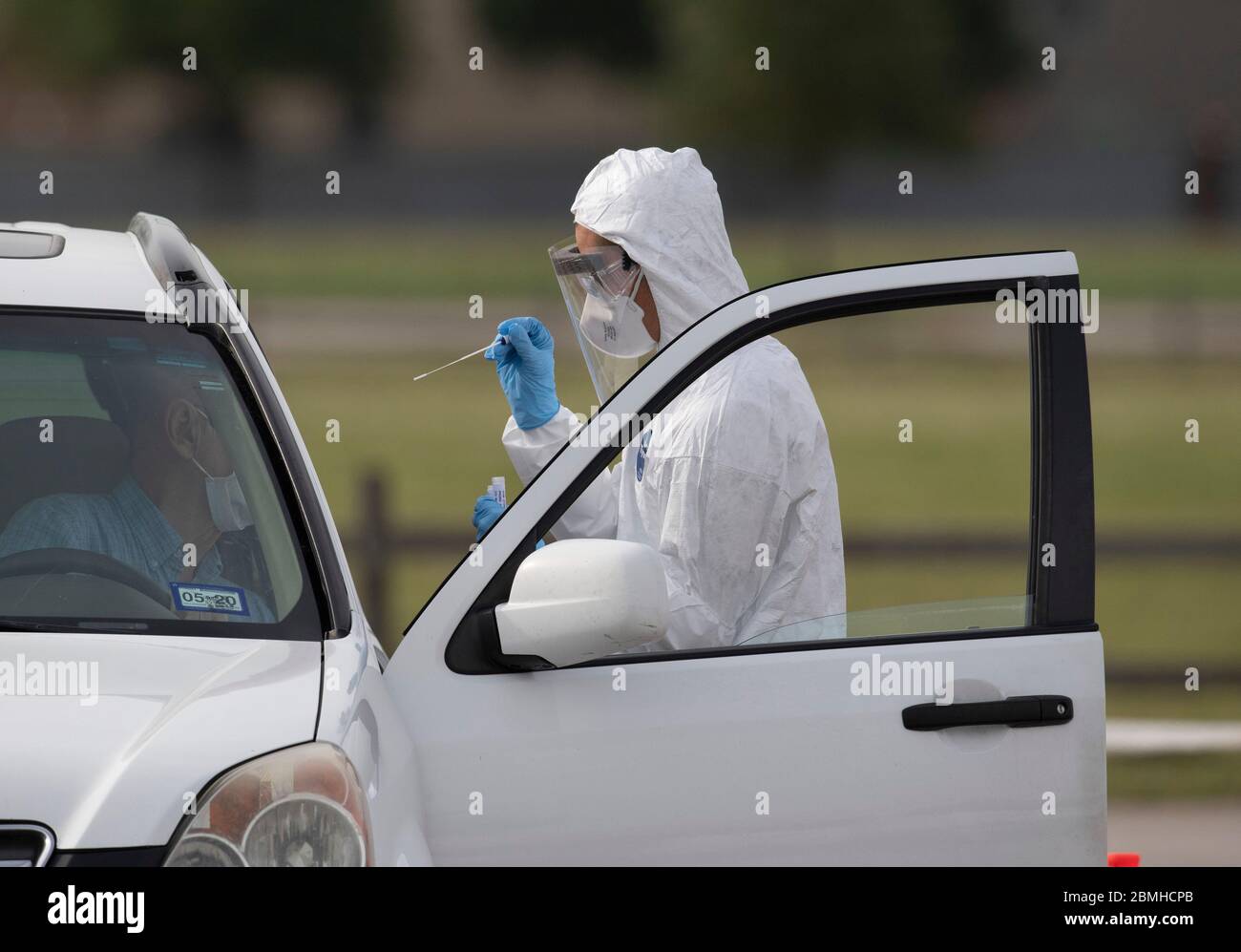 PFC Joshua Ramon toma una muestra de hisopo nasal como el Equipo de pruebas móviles (MTT) de la Guardia Nacional de Texas para la detección de coronavirus en una clínica gratuita el sábado 9 de mayo de 2020 en Taylor, TX. El esfuerzo del Condado de Williamson probó a unas 100 personas. Foto de stock