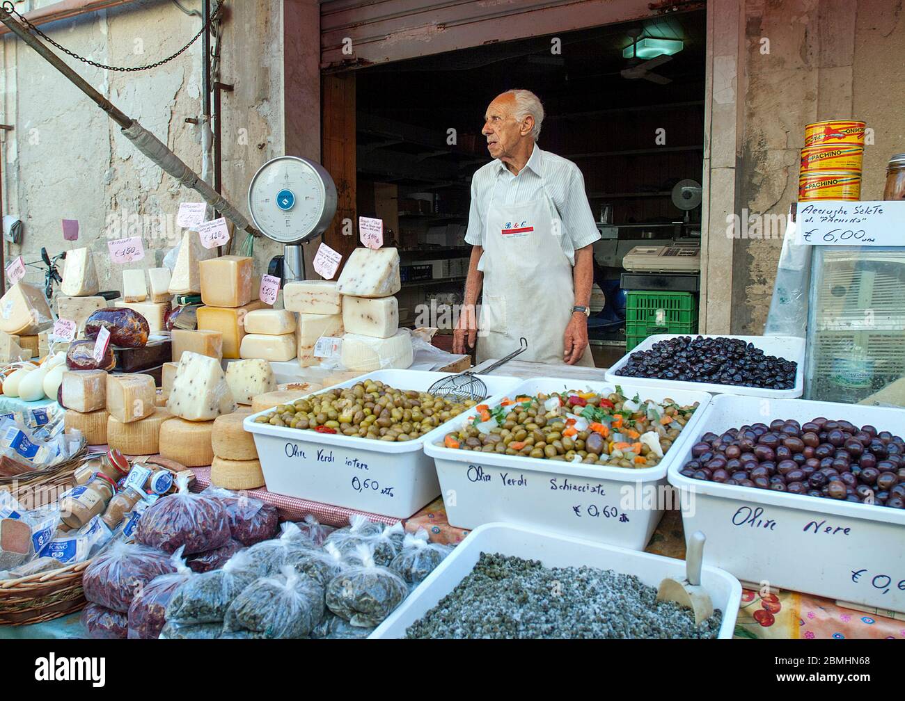 Queso y aceitunas a la venta en Ortigia mercado, Siracusa, Sicilia, Italia Foto de stock