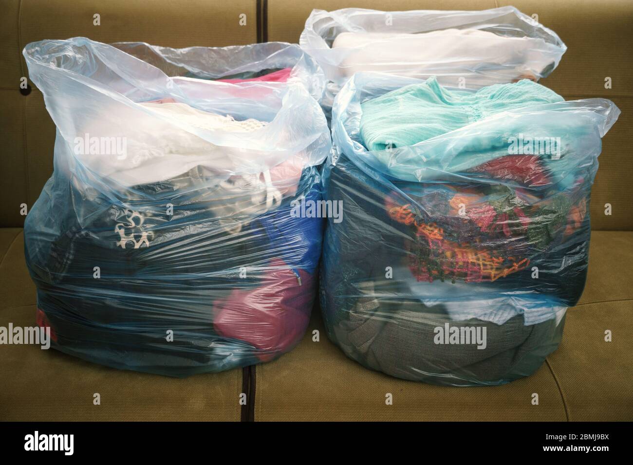 ropa usada y empacada en bolsas para reciclaje y para aquellos que la  necesitan Fotografía de stock - Alamy