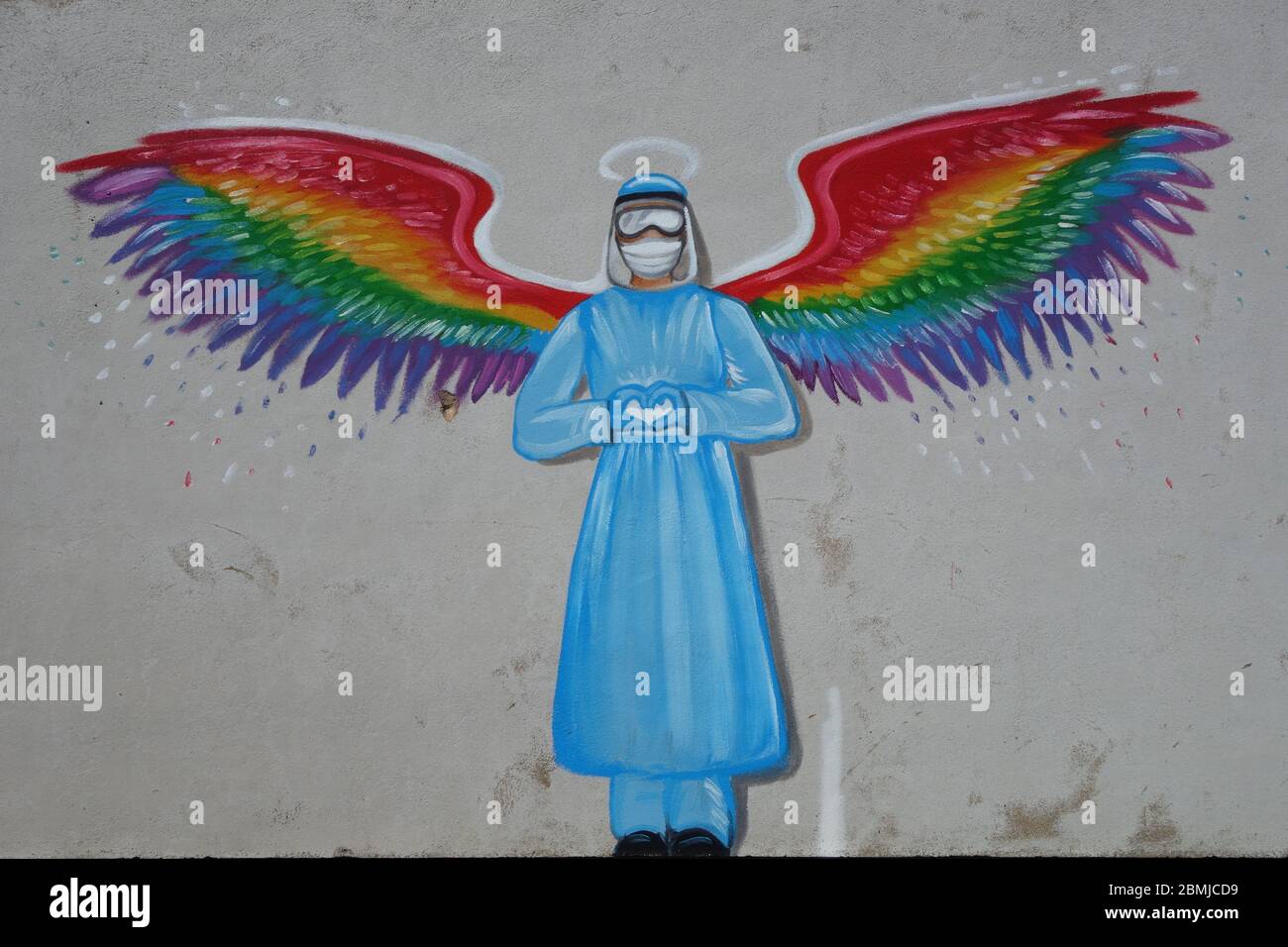 Una enfermera en PPE con alas de ángel, un mural de pared de homenaje NHS por la artista de Pontefract Rachel List. Foto de stock