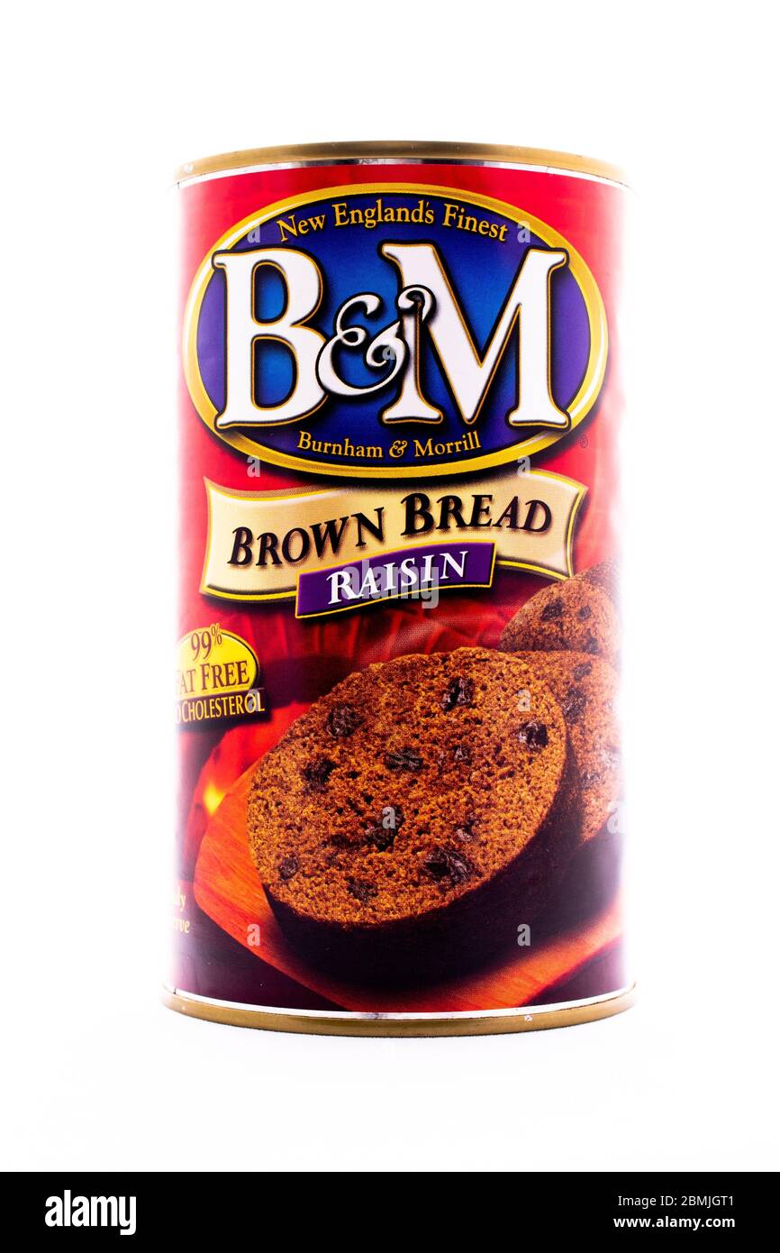 Una lata o lata de B&M - Burnham & Morrill - pan marrón de pasas, un producto alimenticio listo para servir aislado. Foto de stock