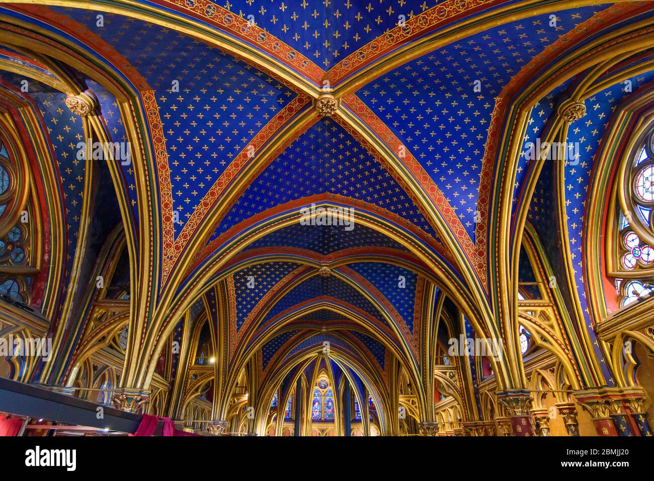 Interior de la Capilla inferior de Sainte-Chapelle en París, Francia Foto de stock