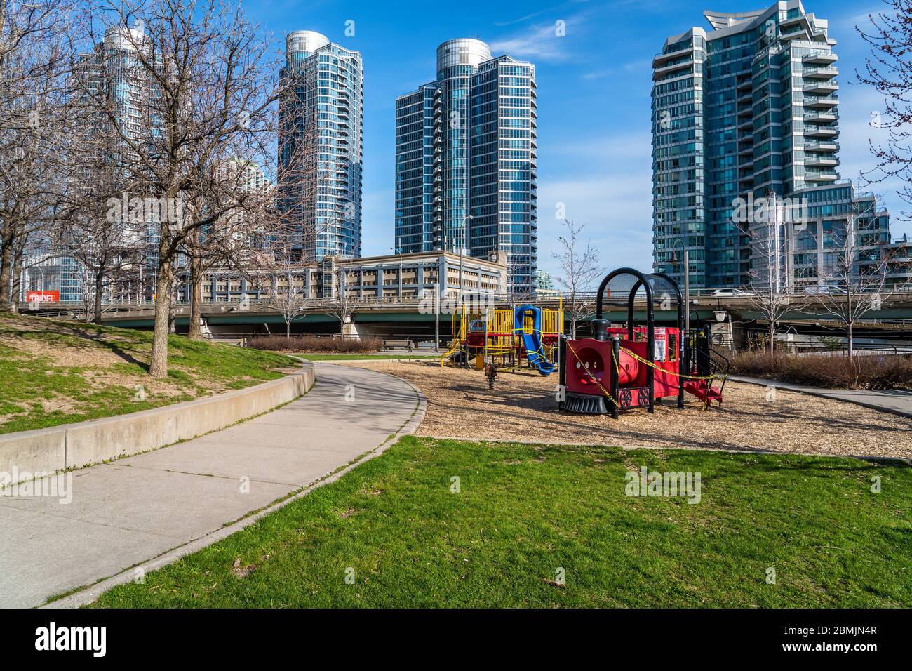 Parque infantil cerrado en el parque vacío del centro de Toronto durante la pandemia de Coronavirus, Ontario, Canadá. Foto de stock