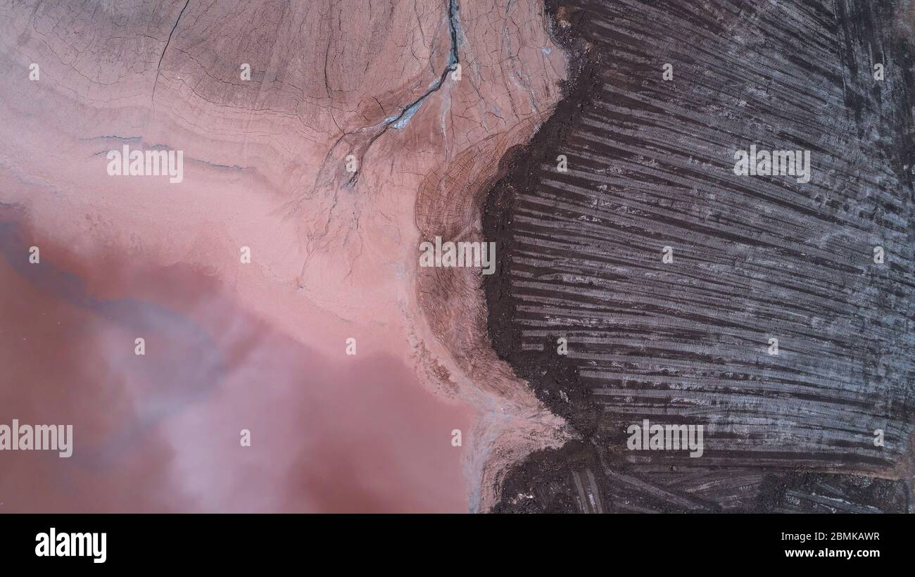 Resumen Vista aérea de los estanques de barandilla rojos con varias texturas Foto de stock