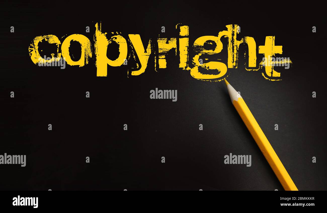 Palabra de copyright en yelow en negro y lápiz además. Concepto legal del propietario de la identidad de Marca comercial Foto de stock