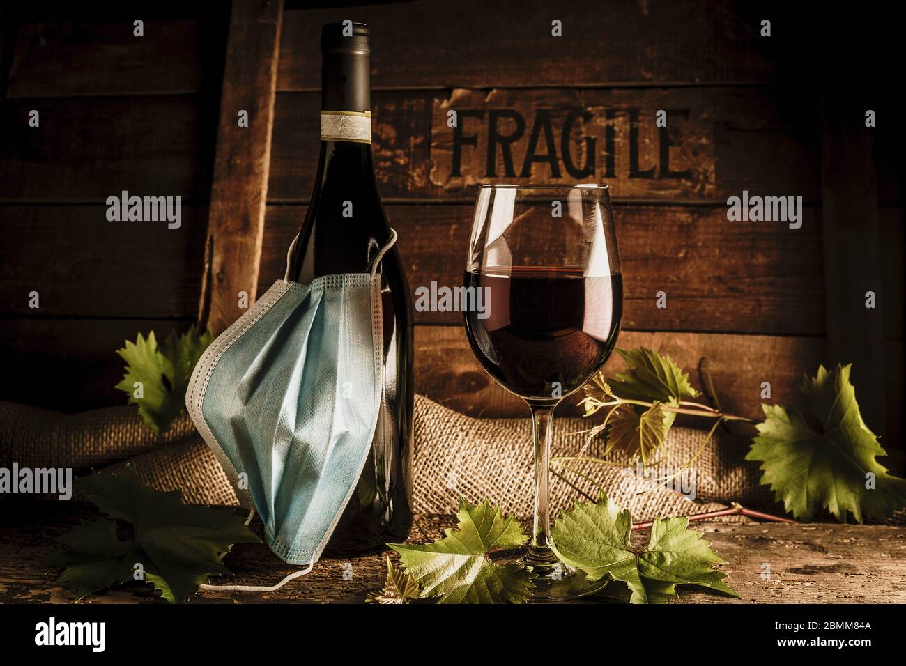 https://c8.alamy.com/compes/2bmm84a/botella-de-vino-tinto-con-goblet-cierre-2bmm84a.jpg