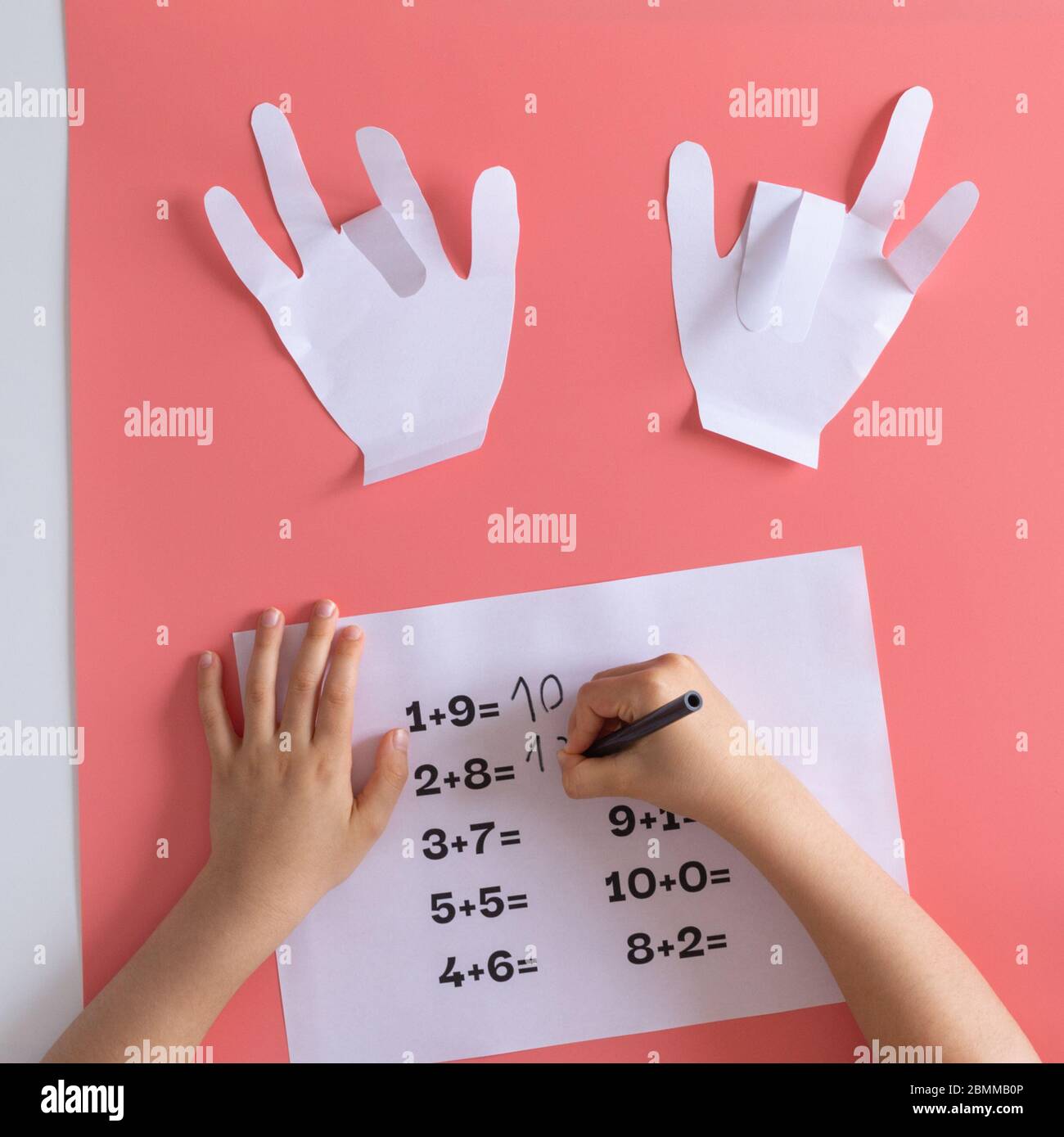 actividad de para niños en juegos para niños, entrenamiento de matemáticas, manualidades de papel para niños aprendiendo matemáticas, adición de niños preescolares Fotografía de stock - Alamy