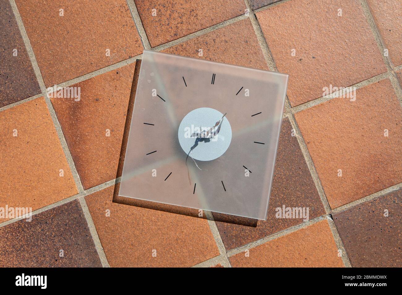 Un reloj torcido roto Foto de stock