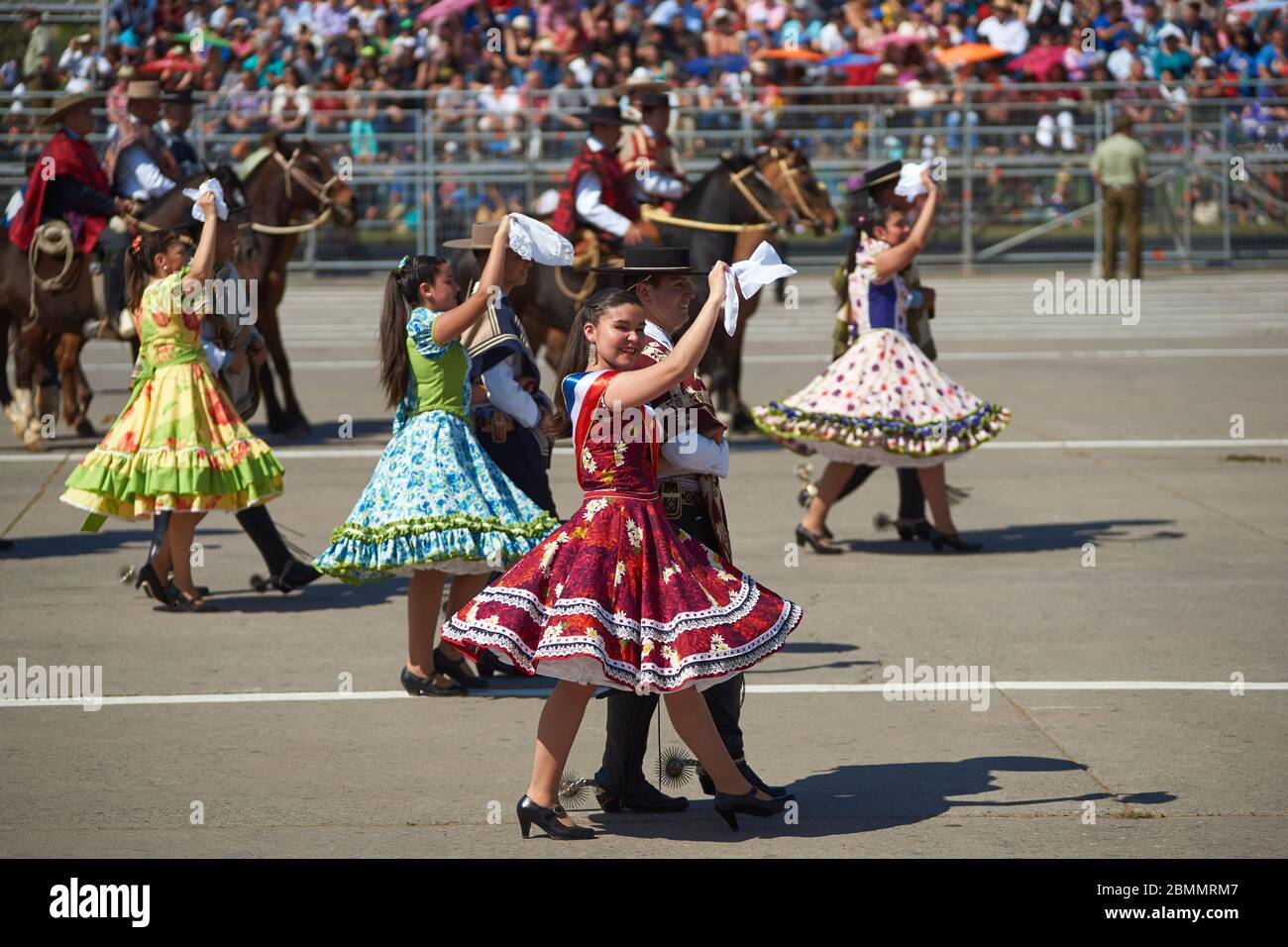 Grupo de danza cueca tradicional actuando en el desfile militar anual como  parte de las conmemoraciones de las Fiestas Patrias en Santiago, Chile  Fotografía de stock - Alamy