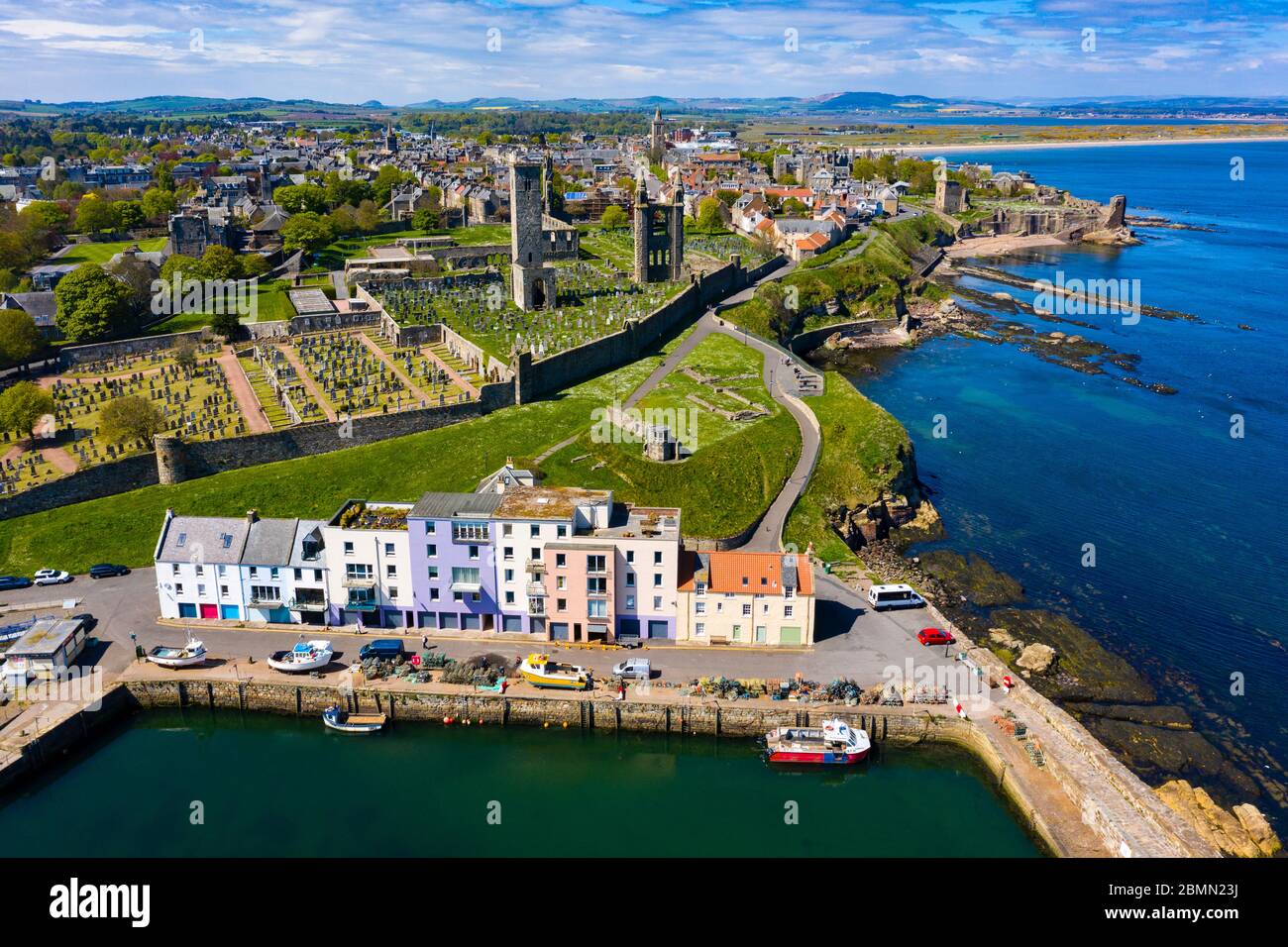 Vista aérea del puerto de St Andrews y del horizonte de la ciudad de Fife, Escocia, Reino Unido Foto de stock