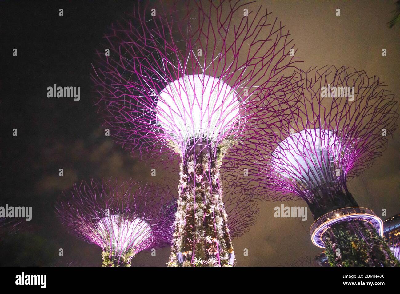 árboles artificiales gigantes fotografías e imágenes de alta resolución -  Alamy