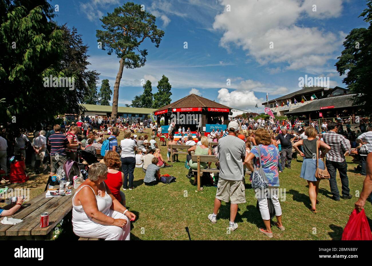 Royal Welsh Show Llanelwedd, 23 de julio de 2013. Una vista del Bandstand en la zona de Forestry mientras la gente disfruta del tiempo soleado en el Show cerca de Builth we Foto de stock