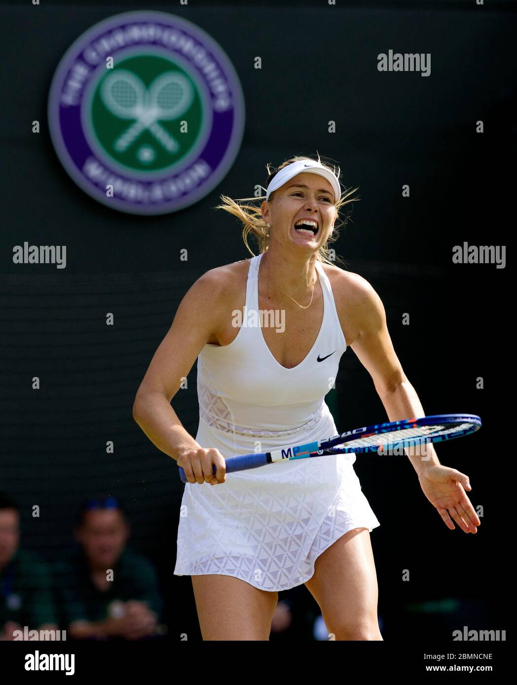 3 de julio de 2015 Campeonato de Wimbledon 2015, Londres. Mujeres solteras tercera ronda, Maria Sharapova (RUS) en acción contra Irina-Camelia Begu (ROU). Foto de stock