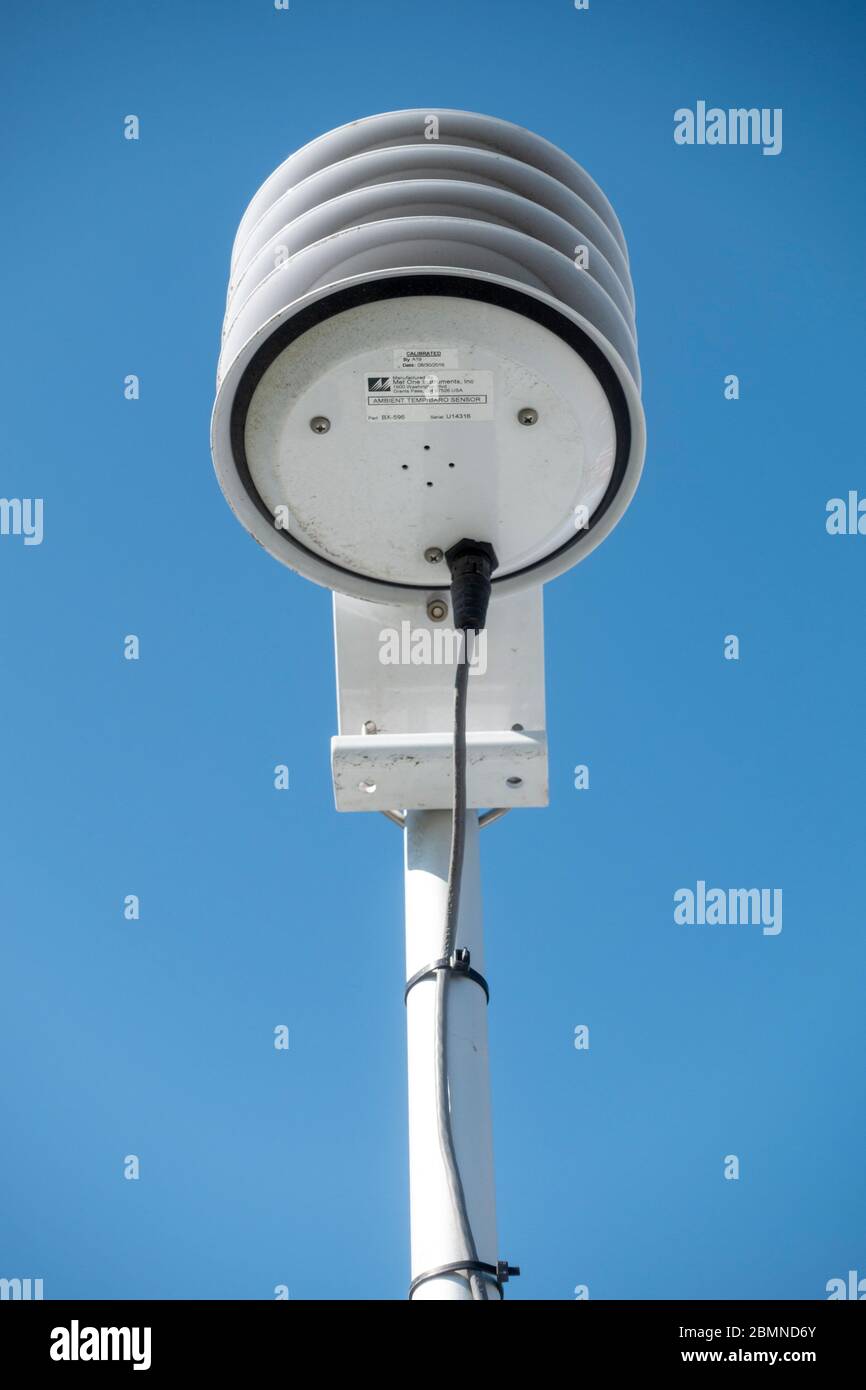 Sensor de temperatura ambiente/baroico MET One Instruments en la parte superior de una estación de control de calidad del aire Airpointer, Eyjafjörður Fjord, Akureyri, Islandia. Foto de stock