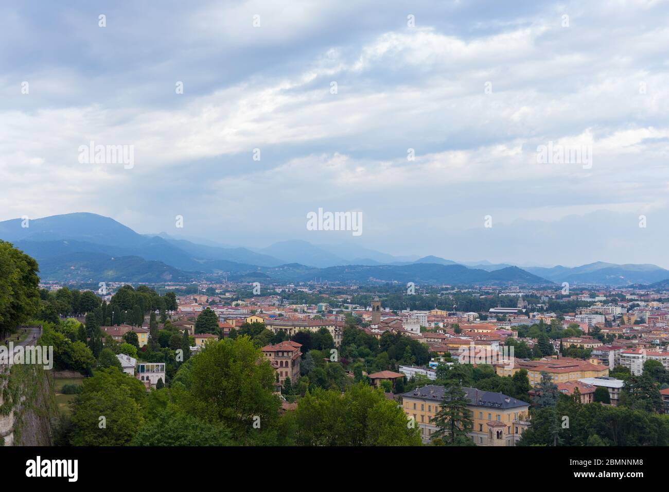Verano horizonte de la ciudad europea. Vista de la ciudad desde arriba hacia abajo. Paisaje urbano italiano. Vista de la ciudad de Bérgamo. Italia. Foto de stock