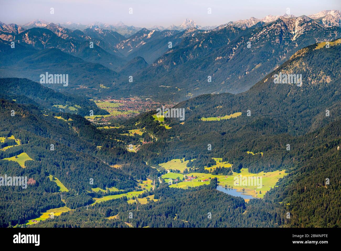 Vista aérea de la montaña Zugspitze en Baviera, Alemania Foto de stock