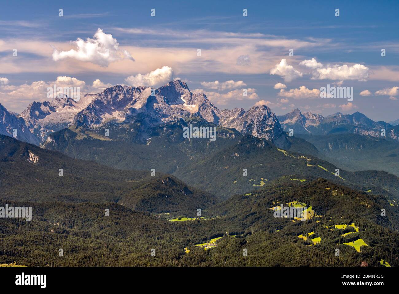 Vista aérea de la montaña Zugspitze en Baviera, Alemania Foto de stock