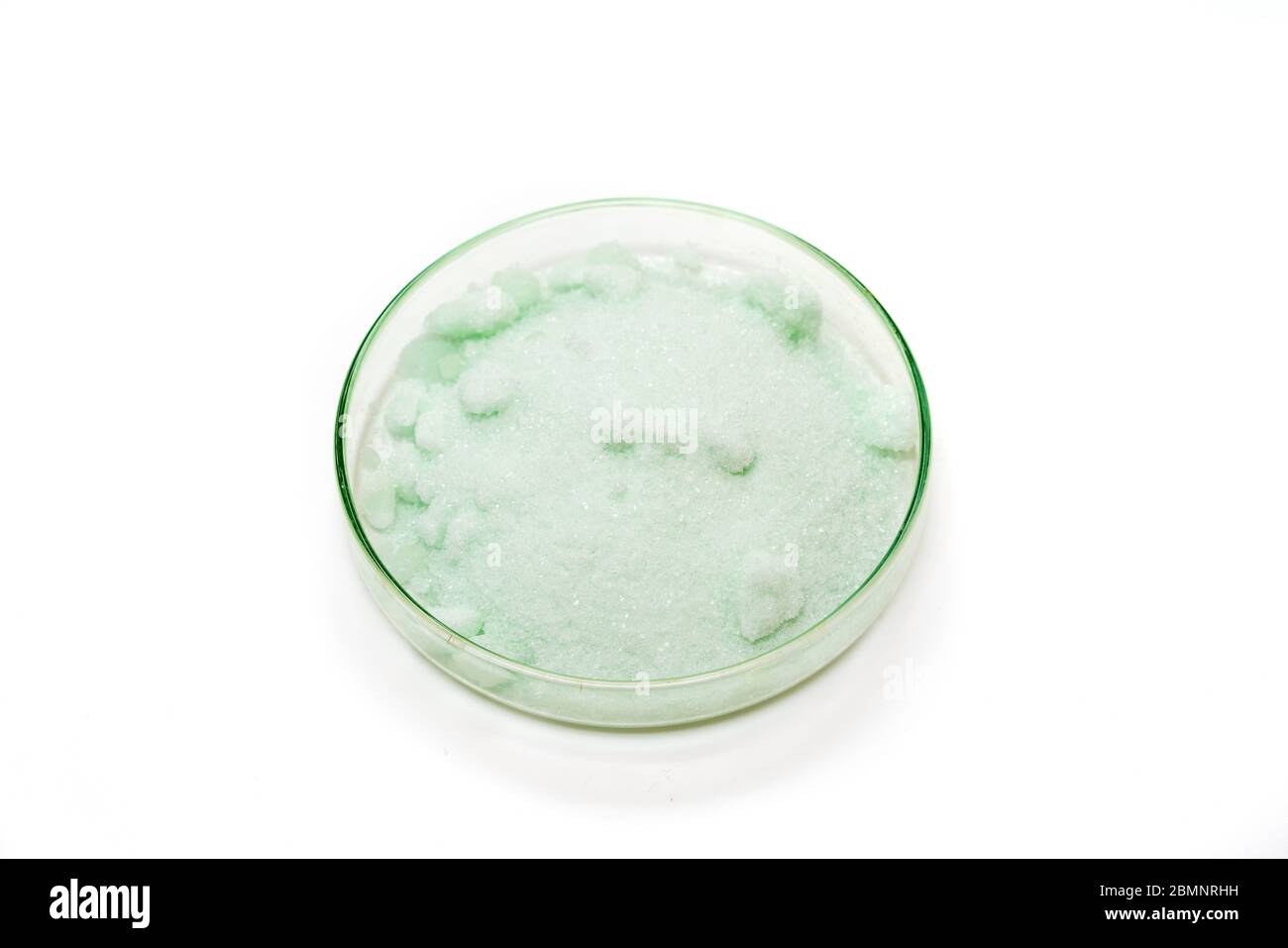 Sulfato de hierro(II) amónico, o sal de Mohr en placa de Petri sobre fondo  blanco Fotografía de stock - Alamy
