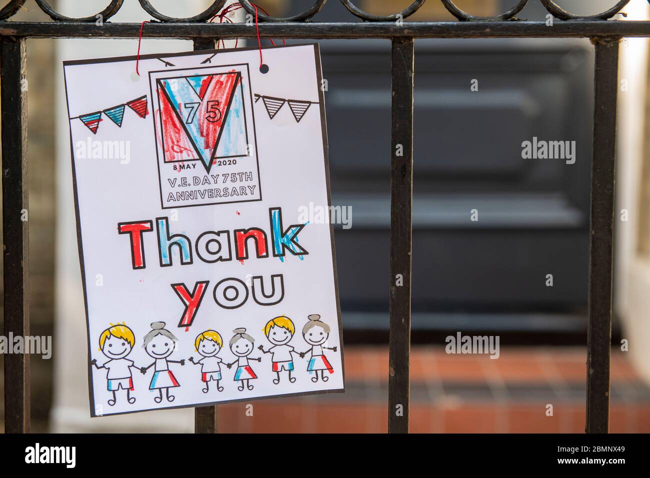 Un cartel hecho a mano en una puerta de una casa residencial agradeciendo al NHS durante la pandemia del Coronavirus en 2020 Foto de stock