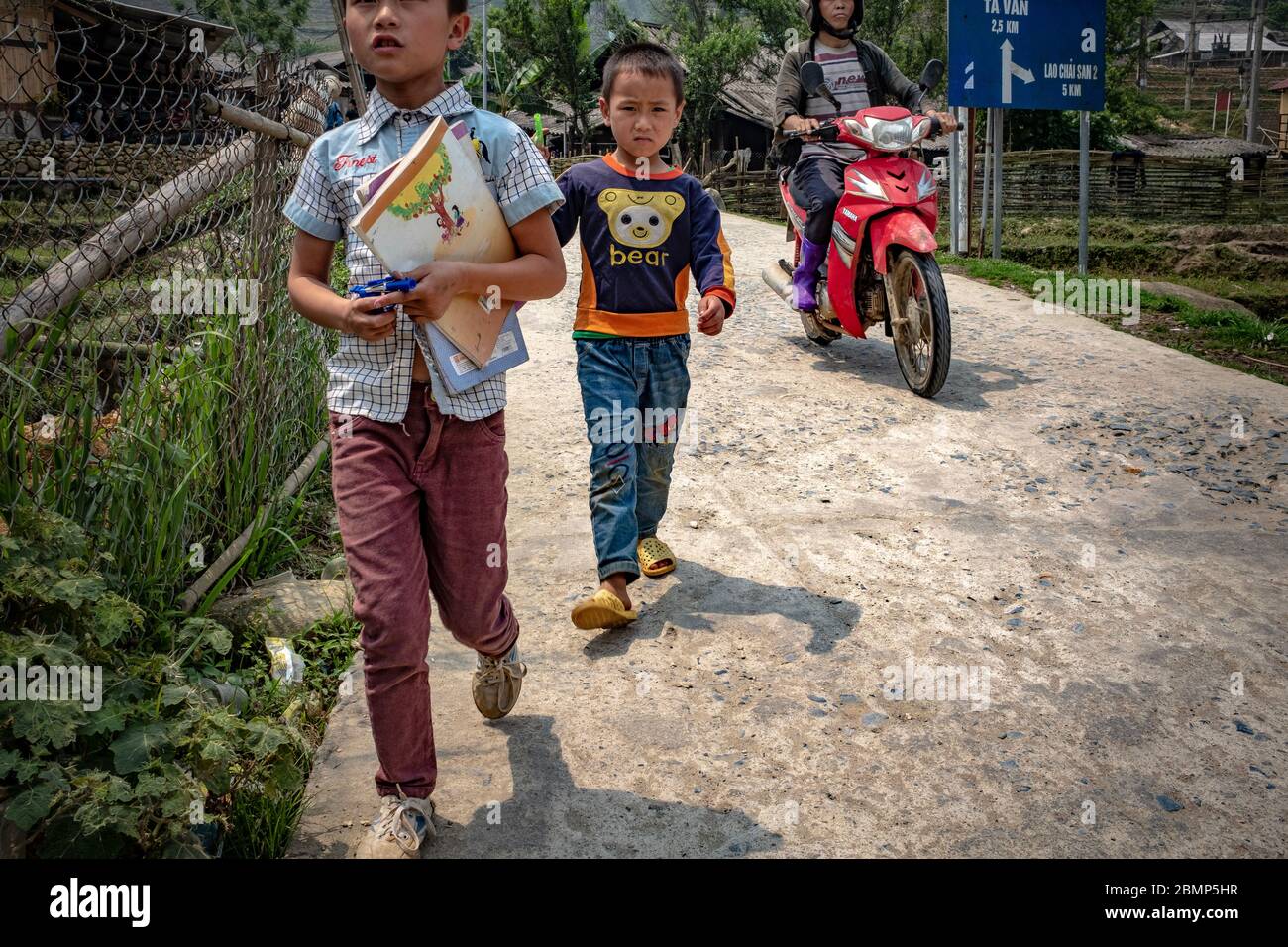 SA Vietnam - 24 de abril de 2018: Los muchachos vietnamitas en su a la escuela, usando ropa casual pero colorida, tomados en un día nublado Fotografía de - Alamy