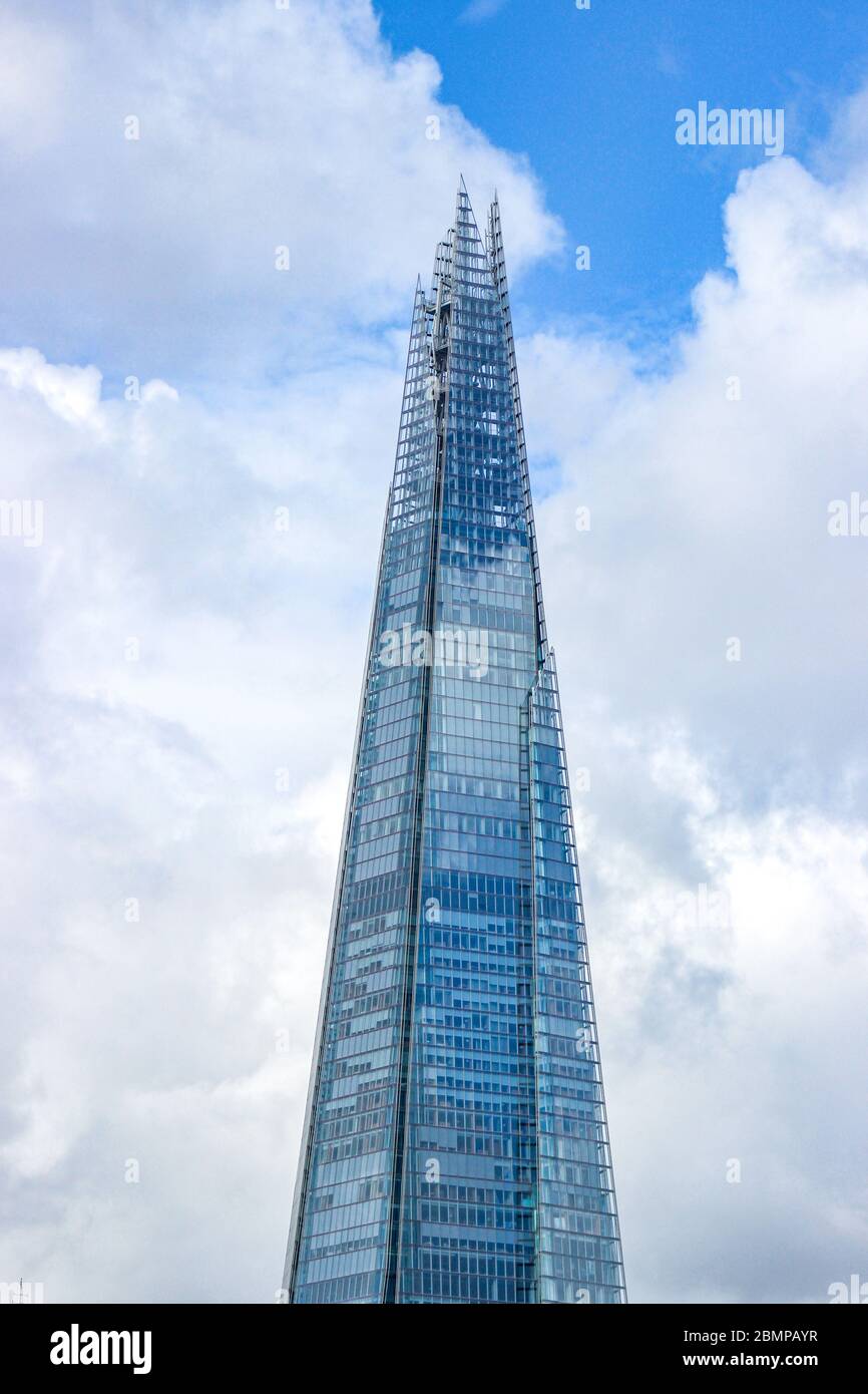 Parte superior de un edificio neofuturista de 95 pisos, el edificio tallesti en el Reino Unido, diseñado por el arquitecto Renzo Piano, en Londres, Englan Foto de stock