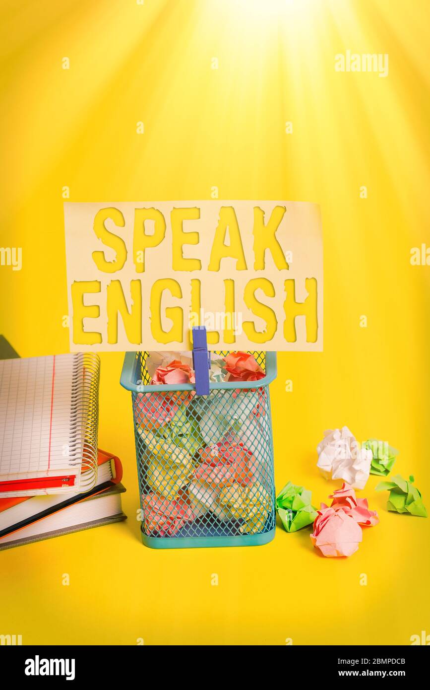 Nota de escritura que muestra hablar inglés. Concepto de negocio para estudiar otro idioma