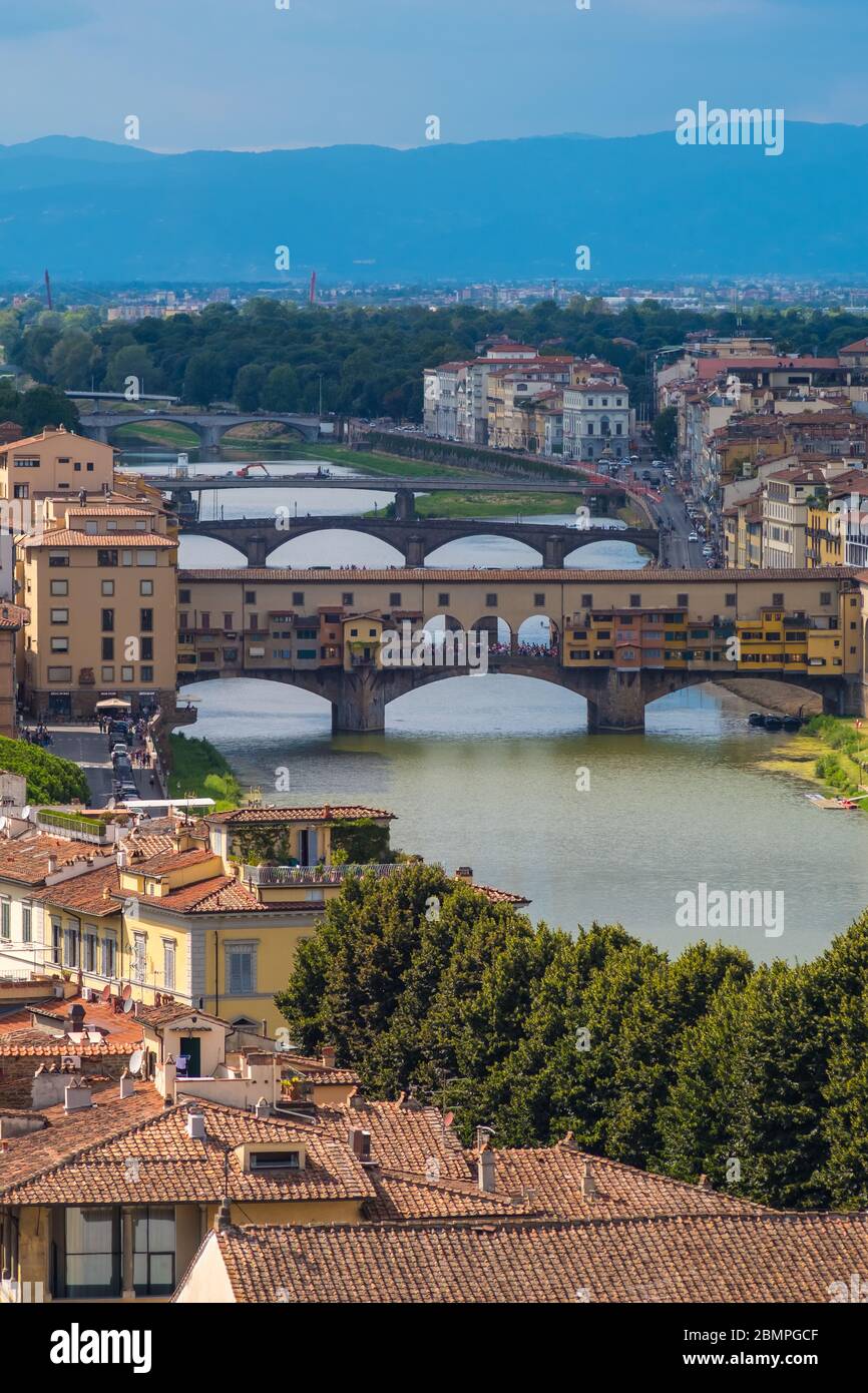 Florencia, Italia - 16 de agosto de 2019: Paisaje urbano y puentes de Florencia sobre el río Arno en Toscana, Italia Foto de stock