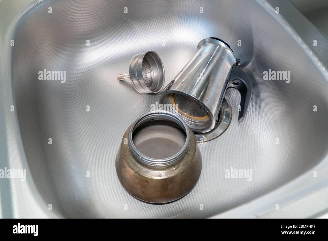 Cafetera desmontada en el fregadero fotografías e imágenes de alta  resolución - Alamy