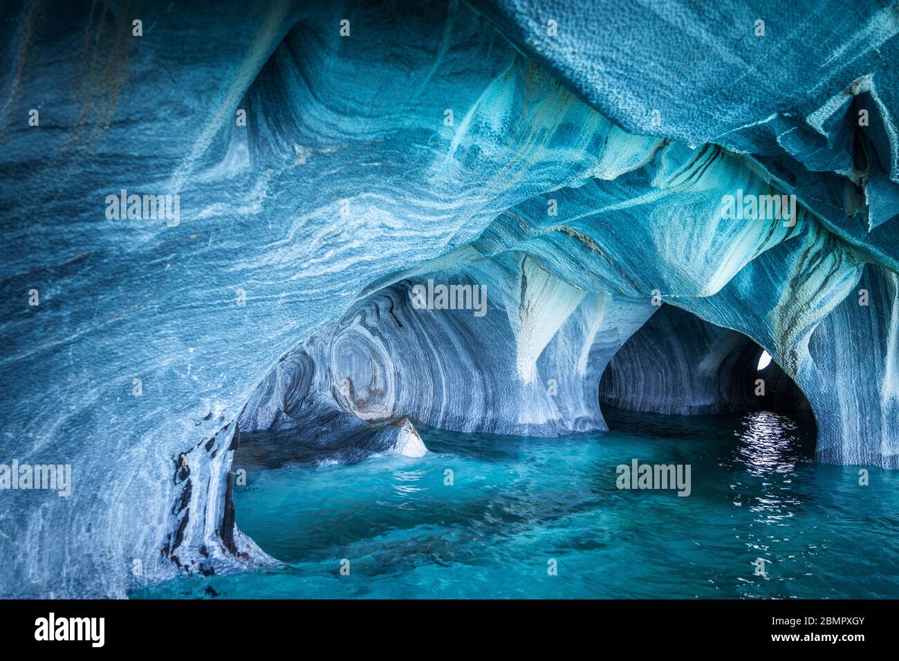 Cuevas de mármol (Cuevas de Marmol), una serie de cuevas esculpidas naturalmente en el Lago General Carrera en Chile, Patagonia, Sudamérica. Foto de stock