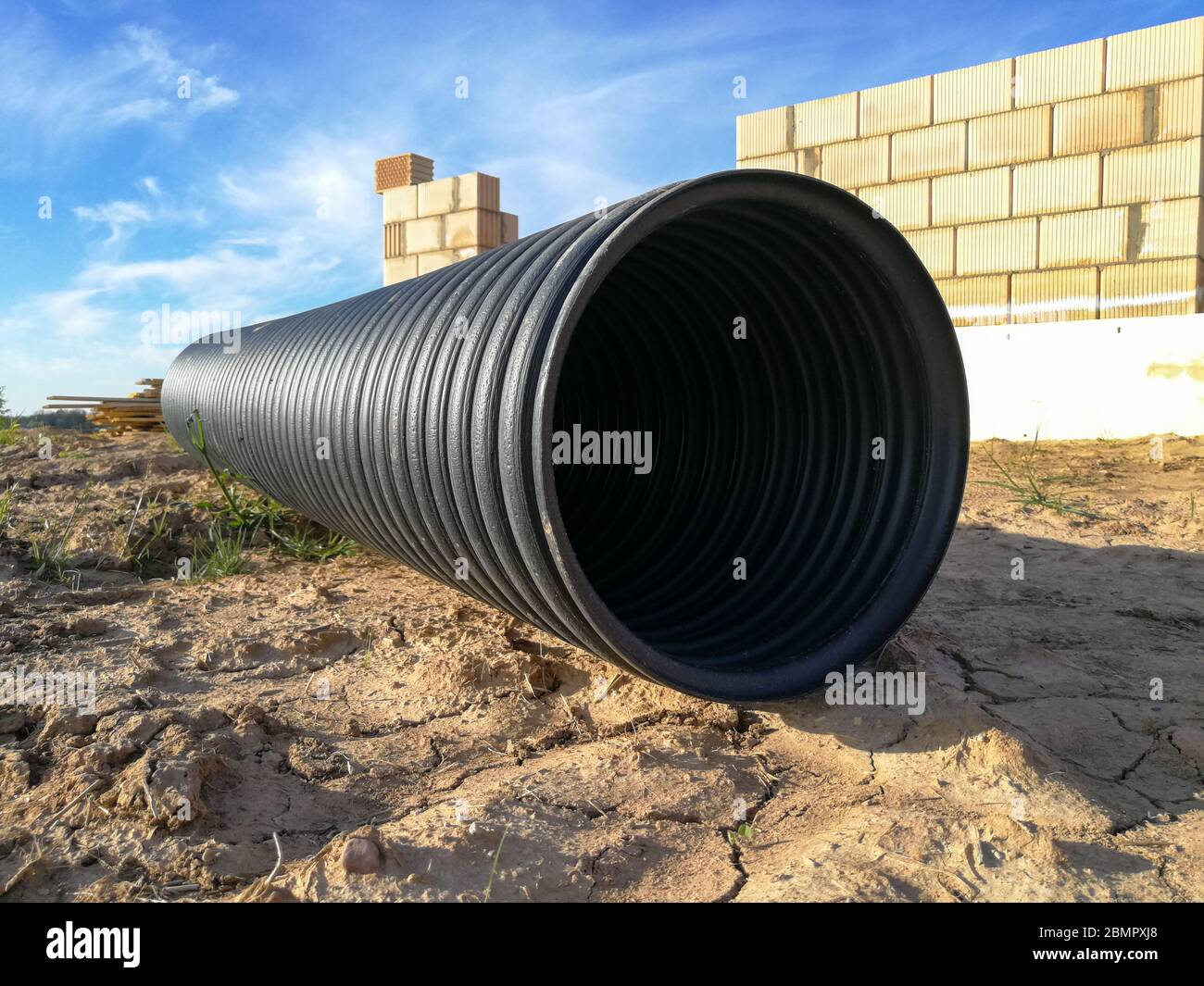 Tubo corrugado de plástico de PVC negro perforado para canalización de agua  Fotografía de stock - Alamy