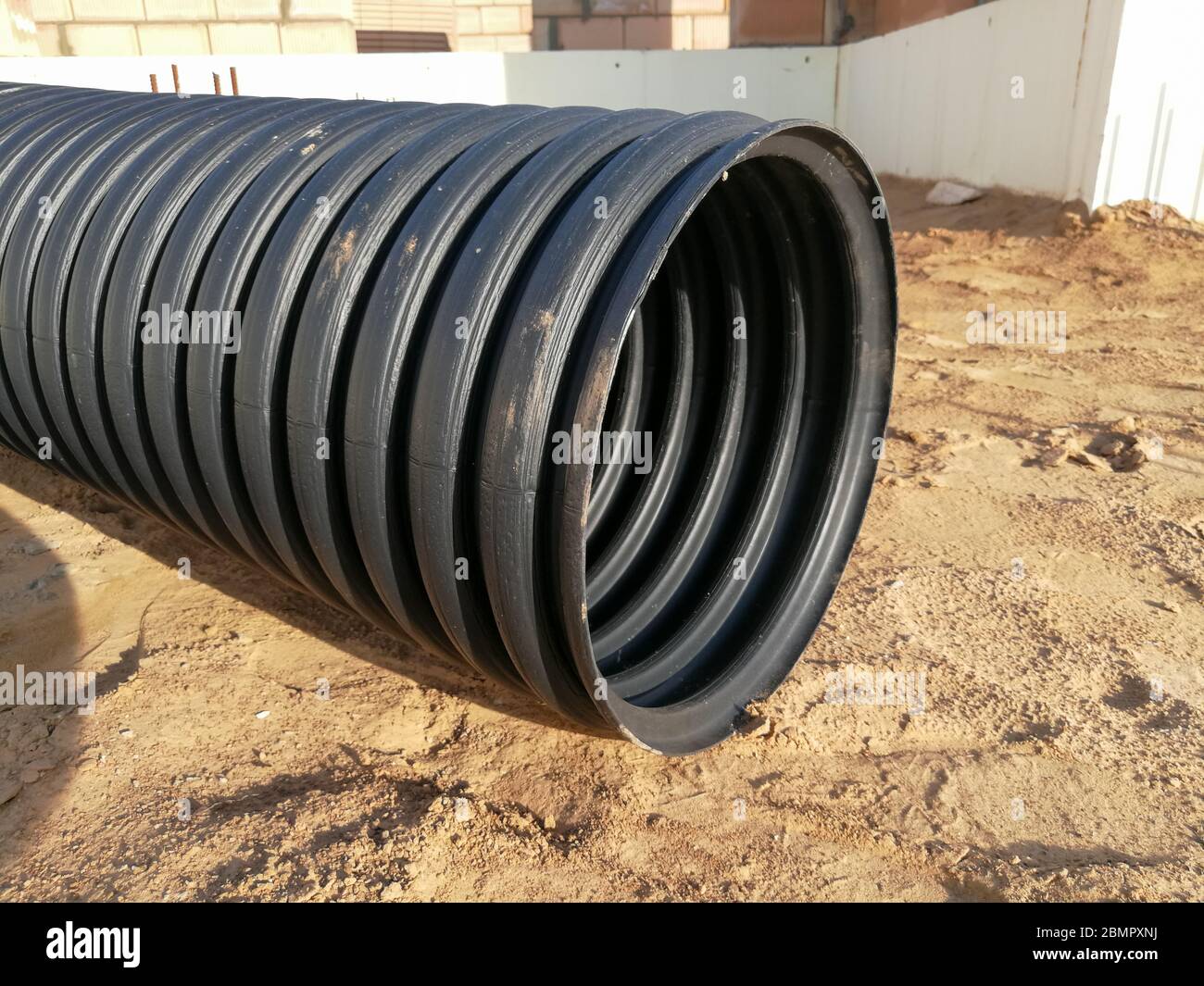 Tubo corrugado de plástico de PVC negro perforado para canalización de agua  Fotografía de stock - Alamy