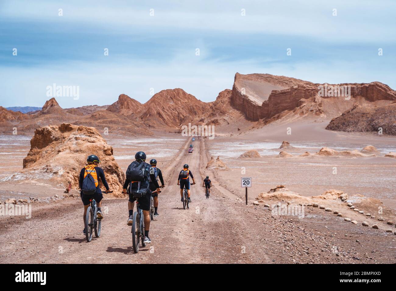 Grupo de ciclistas que exploran el Valle de la Luna en el Desierto de Atacama, norte de Chile, Sudamérica. Foto de stock