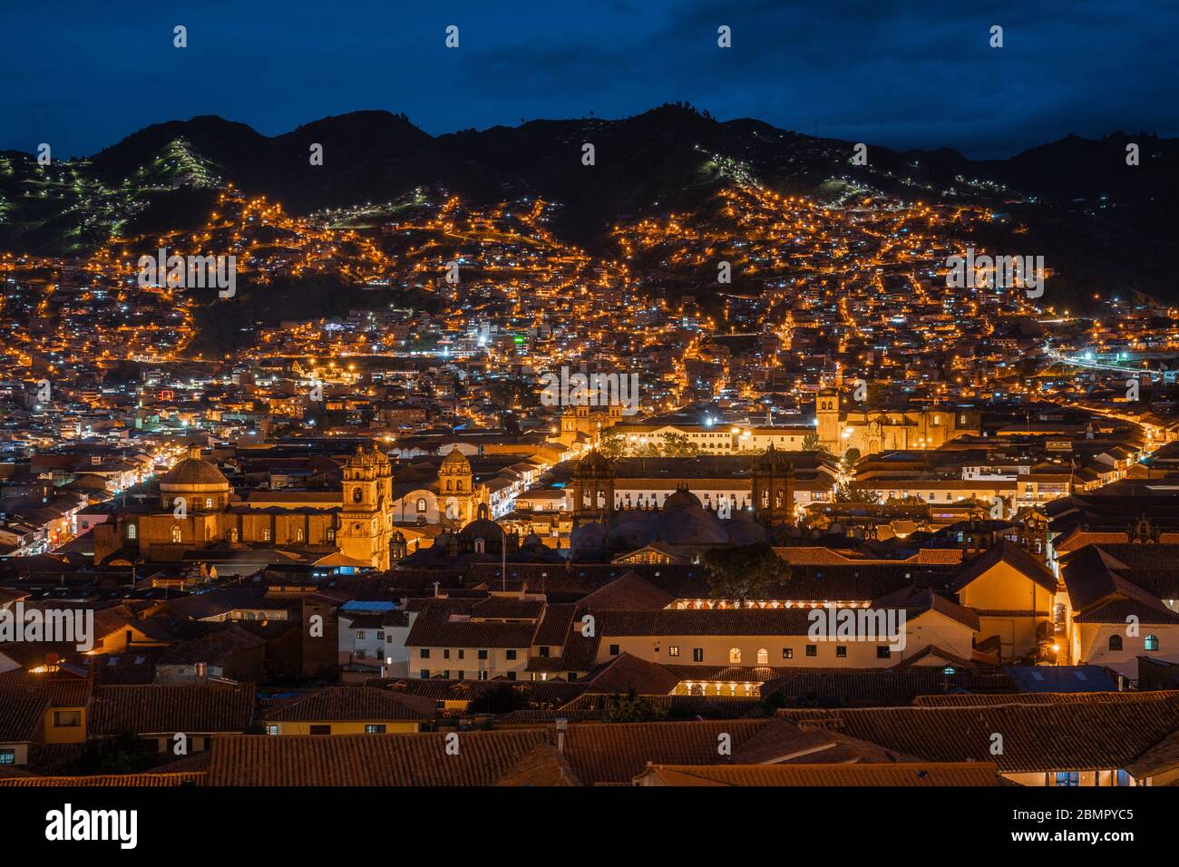 Paisaje urbano de Cusco por la noche, Perú, Sudamérica. Foto de stock