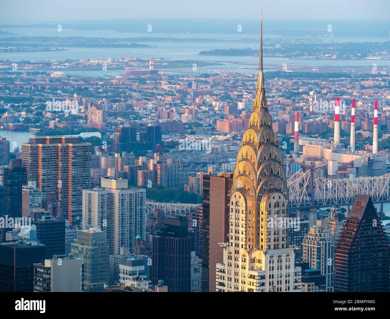 El horizonte de la ciudad de Nueva York incluye el edificio Chrysler, un punto de referencia arquitectónico, en Manhattan, Nueva York, Estados Unidos de América. Foto de stock