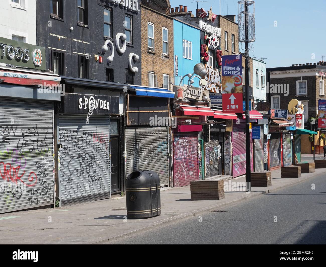 Las tiendas cerradas en la desierta Camden High Street en Londres, vacías de gente durante el cierre de Covid 19 durante 2002 Foto de stock