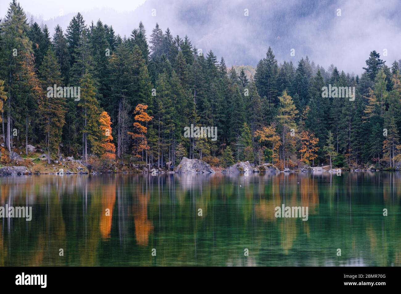 Otoño maravilloso en el lago Hintersee en Baviera, Alemania Foto de stock