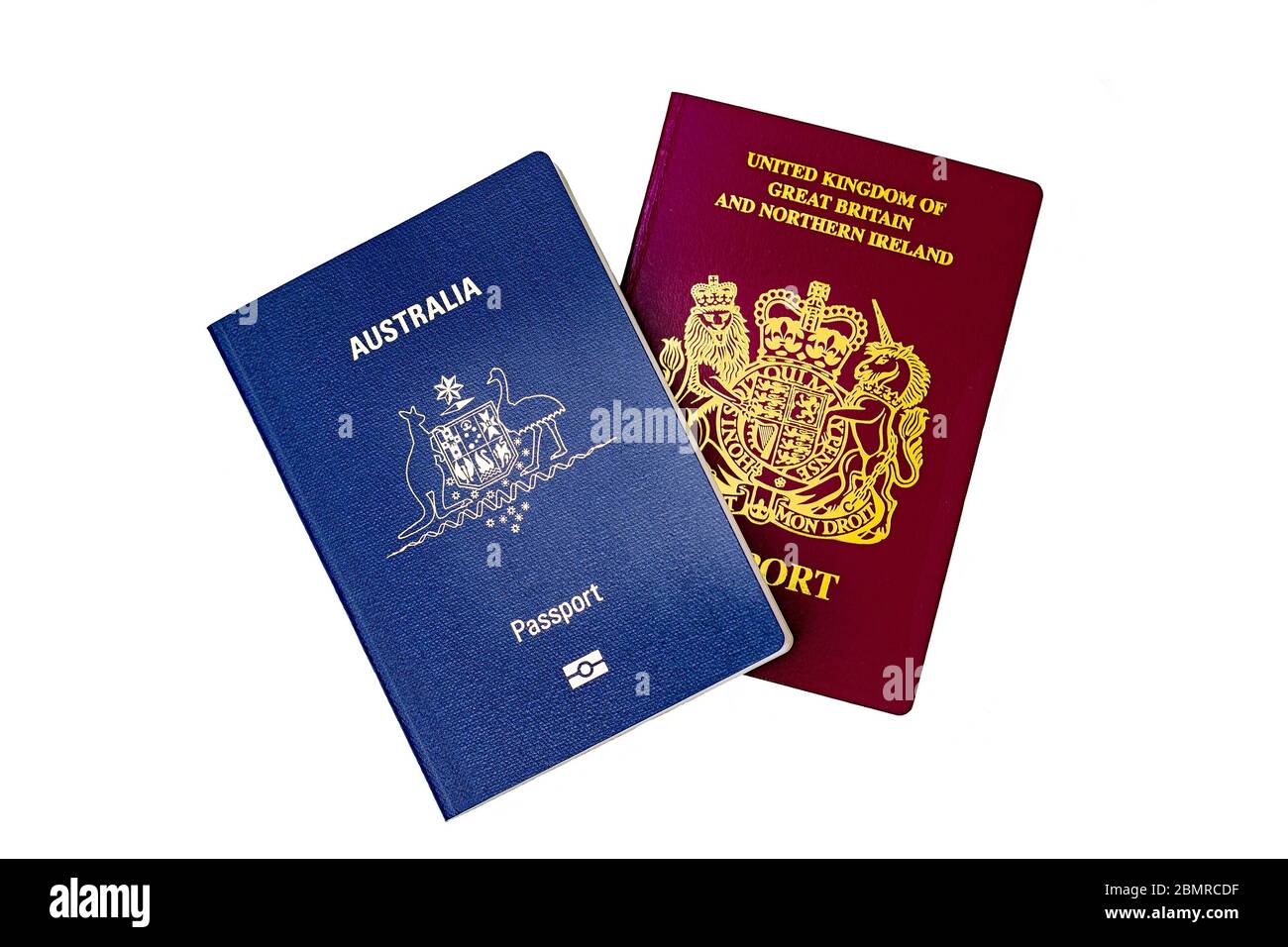 Pasaportes australianos y británicos aislados sobre fondo blanco Foto de stock