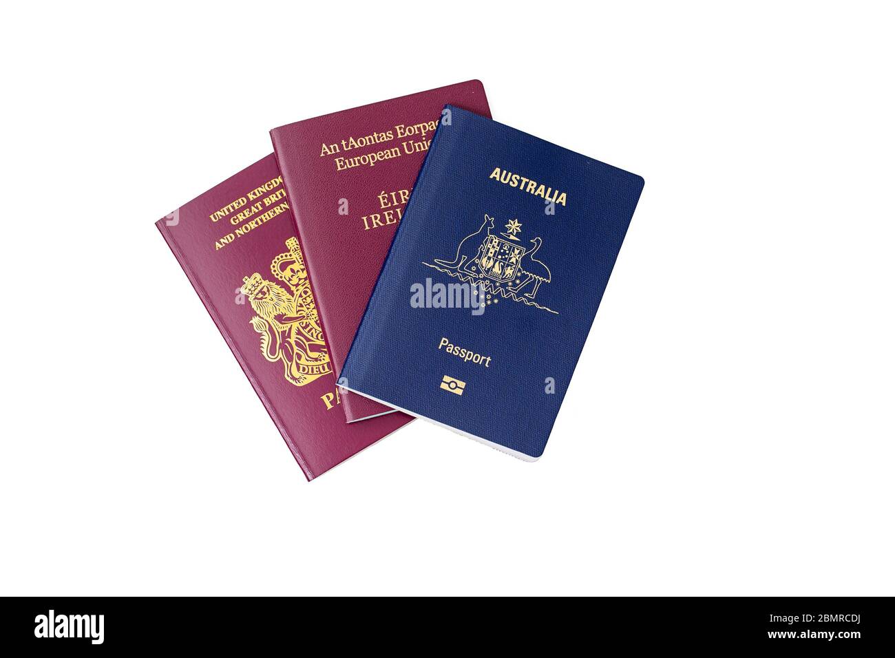 Pasaportes australianos, británicos e irlandeses aislados sobre fondo blanco Foto de stock