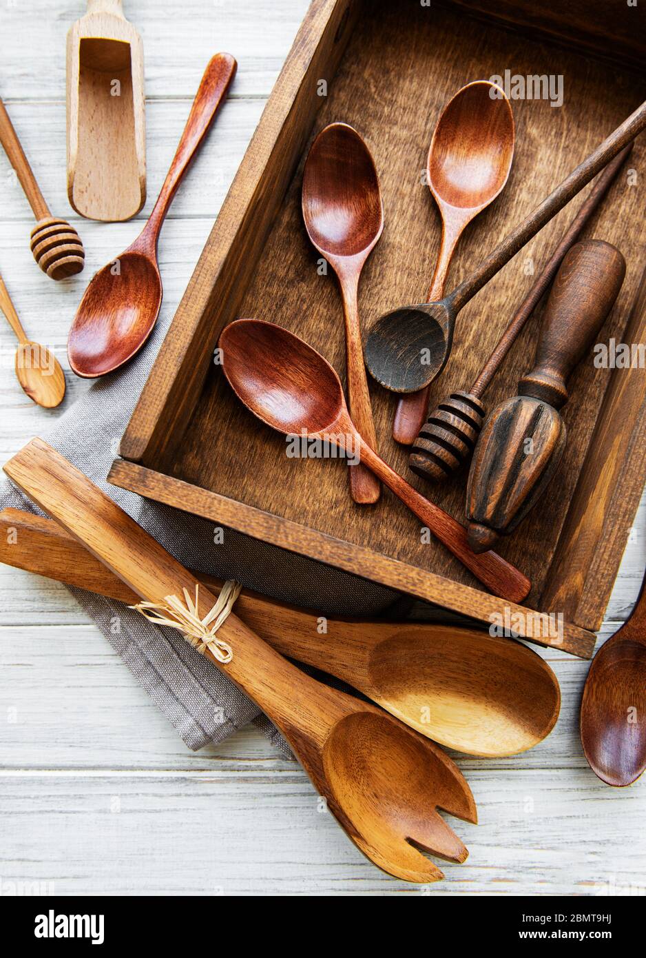 Juego de utensilios de cocina, madera y silicona, espacio de copia libre.  de cerca